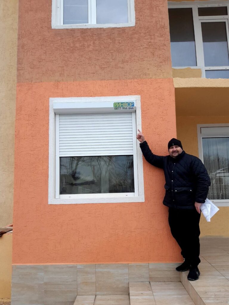 Бяла външна ролетна щора на прозорец — реална снимка